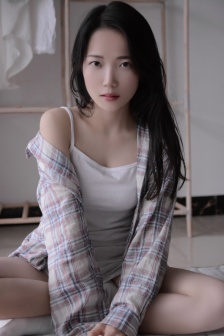 被吊起来张开腿供人玩弄